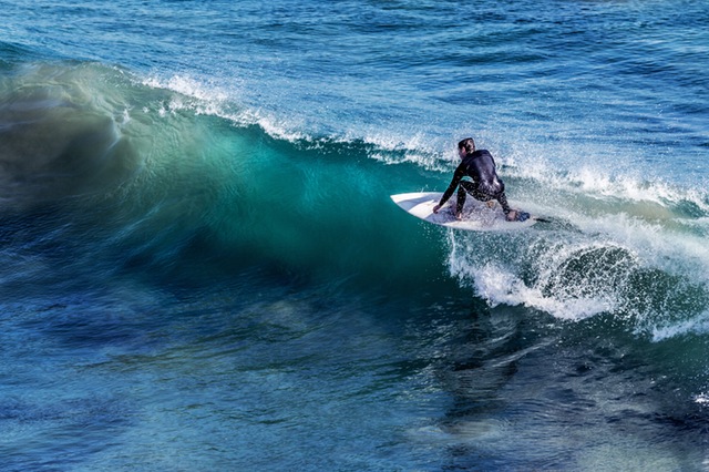 Synchronised surfing